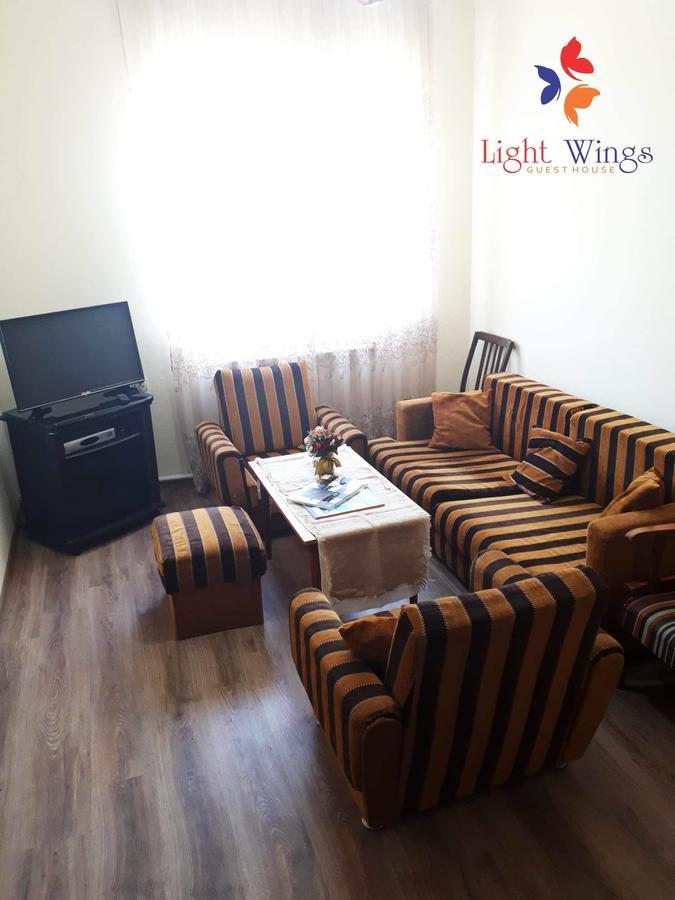 Light Wings Family Guesthouse Yerevan Exterior foto